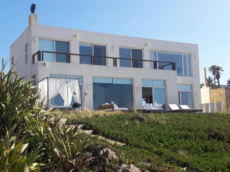 Espectacular casa sobre el mar en la Posta en alquiler y venta.